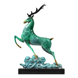 Ornement en laiton Cerf Nuageux Auspicieux, Décoration Feng Shui Faite à la Main en Cuivre pour Table d'Intérieur, Salon et Maison - Product Image 1