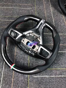 Volant élégant pour Maserati, garniture en fibre de carbone avec drapeau italien, poignée perforée, boutons multifonctions, look intérieur - Product Image 5