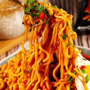 Fideos Instantáneos con Pollo Love Circle, Hechos a Mano, Paquete de 5, Listos en 4 Minutos, Halal, Comida Casera para la Noche, Fritos - Product Image 3