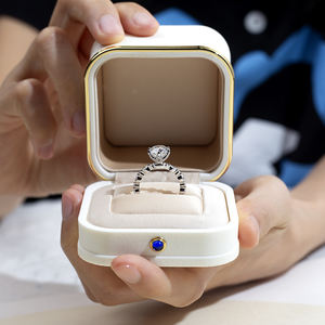 Anillo de Compromiso Messi Jewelry MSR-1662 de Oro de 18K con Corte Redondo y Halo Oculto de Diamante Cultivado en Laboratorio - Product Image 3