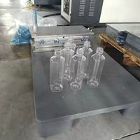 Máquina de soplado de botellas de plástico PET semiautomática de 4 cavidades 250ml-2L de capacidad Dispositivo de moldeo por soplado y estiramiento Bomba de núcleo Motor PLC