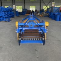 Tracteur agricole entraîné Mini récolteuse de patates douces Oignon Ail Digger en vente