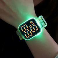Montre numérique LED lumineuse tendance, nouvelle montre en plastique sur le thème du football, montre créative pour étudiants, minimaliste, multicolore, sportive