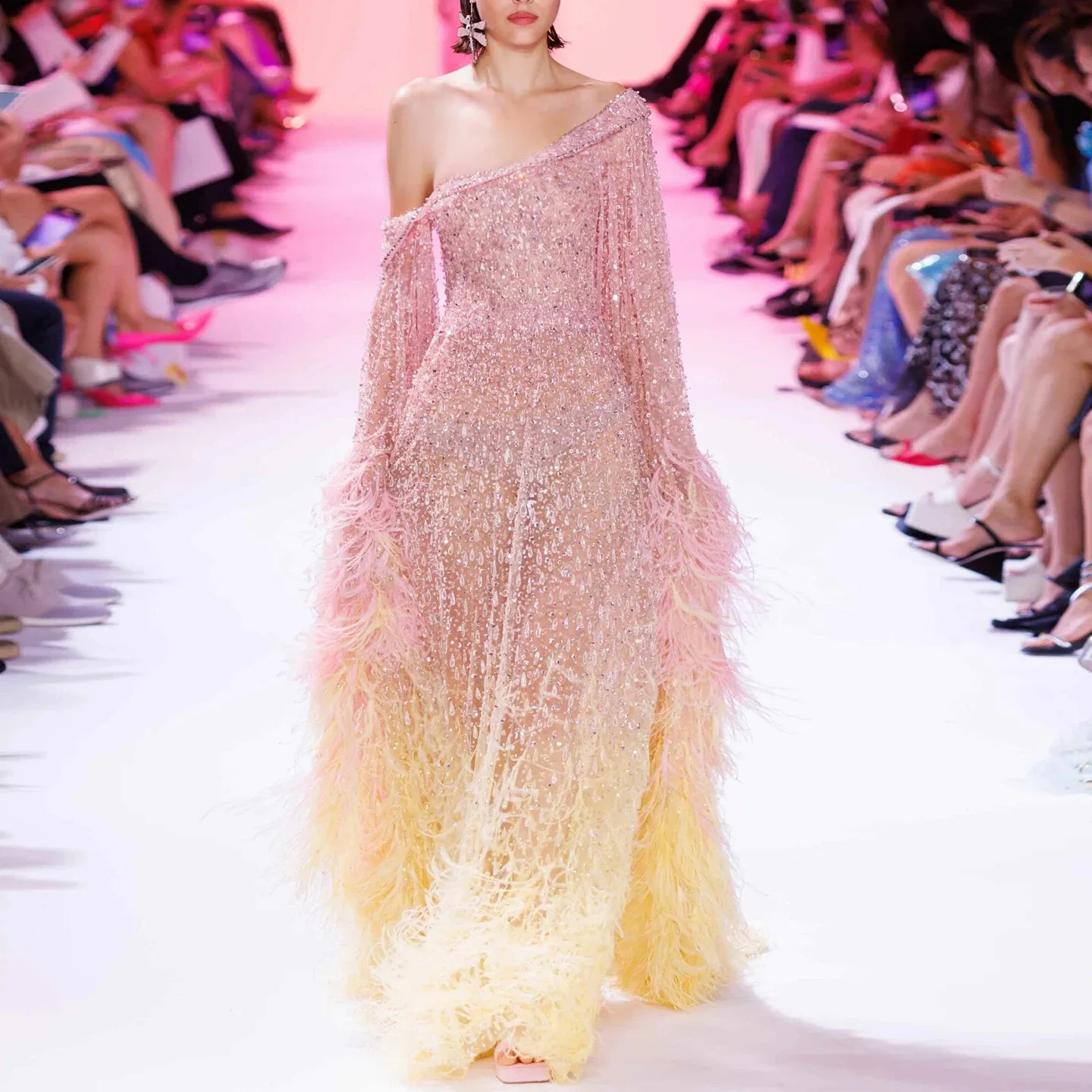 فستان سهرة فاخر من الريش ذو كتف واحد من دبي فستان سهرة بأكمام طويلة من الذهب الوردي للنساء فستان حفلات الزفاف SZ438