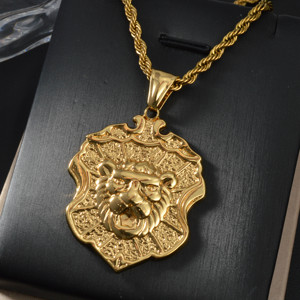 Colgante de Lujo con Cabeza de León Audaz y Escudo, Cadena de Cuerda Trenzada Personalizable, Acero Inoxidable 316L, Chapado en Oro de 18K, Unisex - Product Image 5