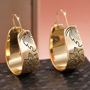 Boucles d'oreilles en forme de U larges pour femmes, design floral texturé, accessoires d'oreille pour un usage quotidien - Product Image 5