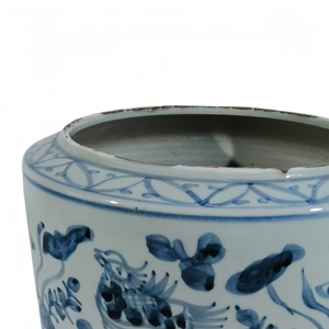 Pot cylindrique droit peint à la main avec motif de lotus bleu et blanc et de canards mandarins - Product Image 3