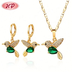 Conjunto de Joyería de Moda: Pendientes Colgantes y Collar con Colgante de Circonita Cúbica Colorida con Diseño de Pájaro Adorable - Product Image 4