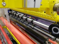 Machine de découpe et de rembobinage de film PET/OPP Yidao haute vitesse 300 m/min, largeur maximale 1300 mm, contrôlée par PLC Mitsubishi