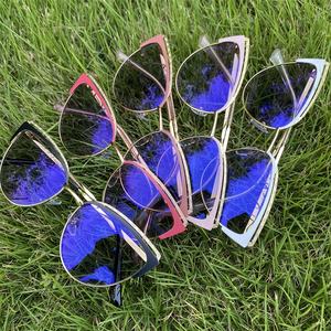 Lunettes Photochromiques Anti-Lumière Bleue Oeil de Chat pour Femmes, Montures Métalliques Tendance, Lunettes Photogray Luxe Durables pour Femmes 2026 - Product Image 4
