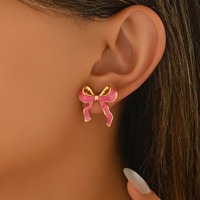 Pendientes de botón con lazo de cinta en forma de gota de aceite rosa dulce, de aleación de zinc en tono dorado, con lazo 3D y efecto perla, para perforación de oreja.