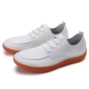 Chaussures décontractées confortables pour hommes à bout large, style pieds nus, en cuir microfibre respirant, idéales pour la marche - Product Image 4