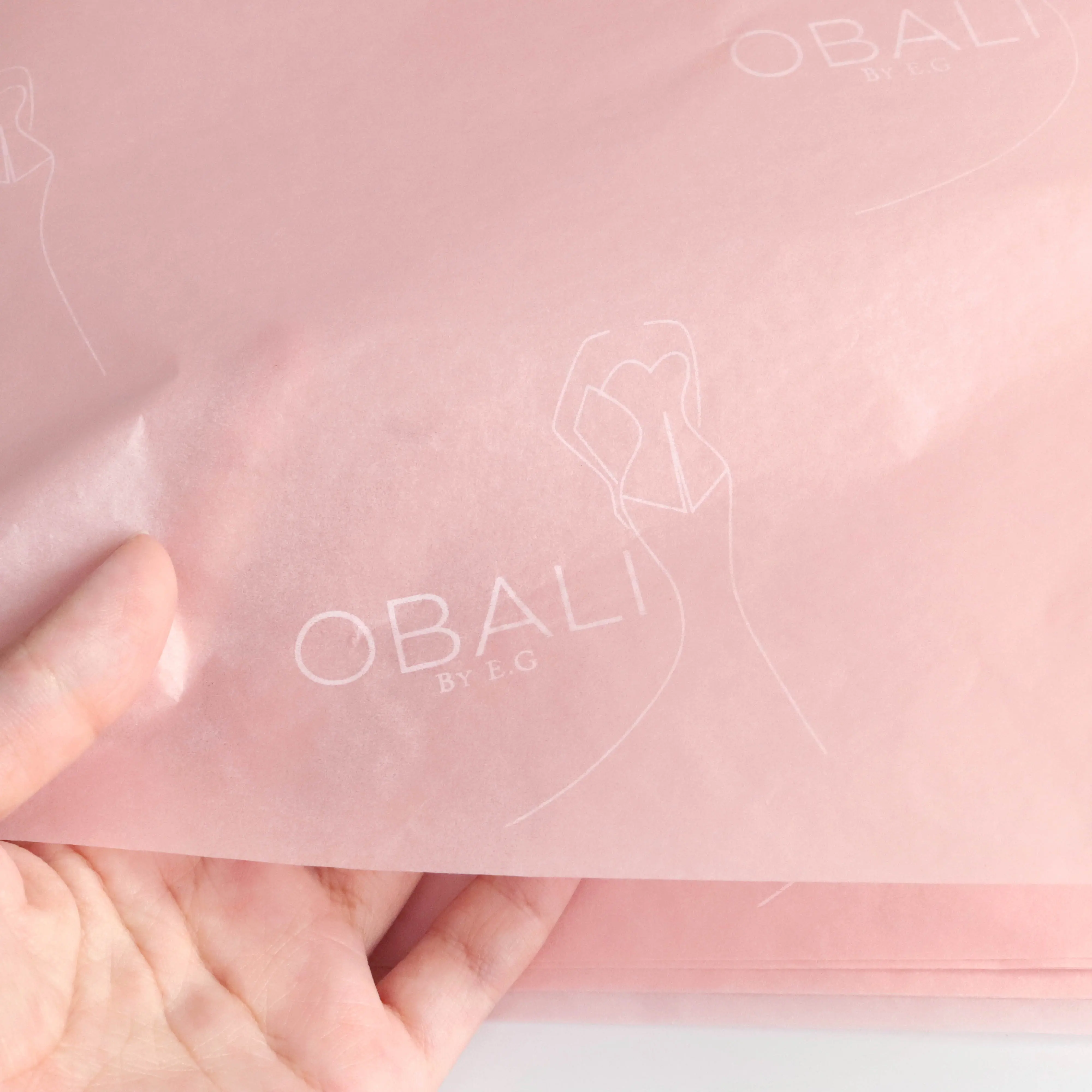 Пользовательская Экологически чистая переработанная розовая упаковочная бумага с логотипом компании, напечатанная для одежды, одежды, Подарочный упаковочный лист