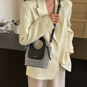 Sac à main tissé pour femme, sac bandoulière noir contrastant avec poignée supérieure, style mode - Product Image 5