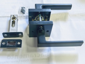 מנעול דלת מגנטי שקט של Cylock עם מפתח, ידית דלת פנים עמידה ומודרנית לשימוש ביתי/מסחרי - Product Image 1