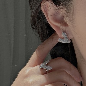 Boucles d'oreilles clous en argent pur S925, style rétro chic, entièrement serties de zirconiums, forme cœur, avec diamant scintillant simple, personnalisées - Product Image 3