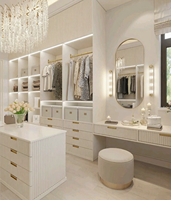 Placard en bois spacieux sur mesure avec coiffeuse intégrée, tiroirs à fermeture douce, zones de suspension intelligentes, design moderne pour une vie élégante