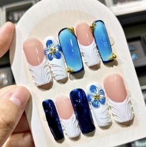 Uñas Postizas para Crear una <span class=keywords><strong>Manicura</strong></span> <span class=keywords><strong>Francesa</strong></span> Blanca y Azul <span class=keywords><strong>con</strong></span> Flores 3D, Adornos de Estrellas de Mar Doradas y Perlas, y Formas de Almendra - Product Image 4