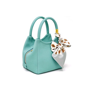 Sac seau vintage haut de gamme en cuir de vachette pleine fleur pour femme avec fermeture éclair et bandoulière réglable - Product Image 3