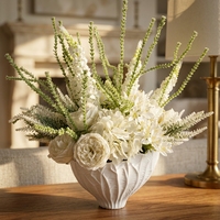 Künstlicher Strauß aus reinweißen Ranunkeln und Hortensien, gemischtes grünes Blumenarrangement mit weißer Vase mit Muschelprägung