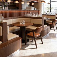 Ensemble table et chaises en bois de style naturel moderne et luxueux pour café, restaurant, hôtel, avec cadre en bois et revêtement en cuir beige et marron.