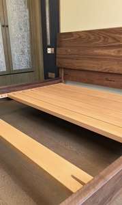 Современная комфортная двуспальная кровать из массива дерева с мягким изголовьем и местом для хранения, складная, по цене производителя - Product Image 5