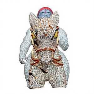 Colgante de caballo de lujo chapado en plata 925 con diamantes, regalo unisex, joyería con diamantes cultivados en laboratorio de corte brillante redondo. - Product Image 1