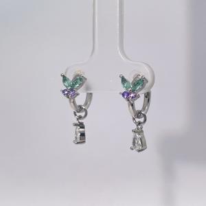 ต่างหูรูปผีเสื้อประดับเพชรคิวบิกเซอร์โคเนียสีขาวทรงลูกแพร์ชุบทองเหลืองสำหรับผู้หญิง รุ่นคลาสสิกจากเทียนหยู เจมส์ - Product Image 6