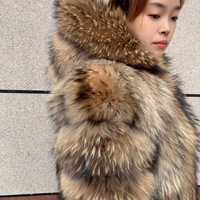 HUA QIU MEI SI Vente en gros Manteau d'hiver pour femmes à capuche verticale en vraie fourrure de raton laveur, élégant et long, style tendance