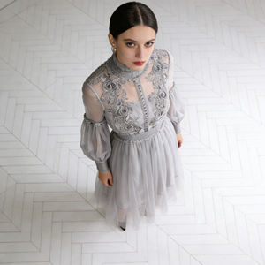 Robe de soirée élégante pour femme, col montant, manches longues, en maille lavande personnalisable avec dentelle florale, collection 2026 - Product Image 3