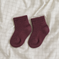 Calcetines suaves para niños pequeños con comodidad transpirable y ajuste seguro en un hermoso color palisandro, talla 0 1Y