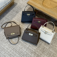 Sac à main structuré noir pour femme - Élégant fermoir à anneau doré, cuir PU texturé, sac bandoulière convertible