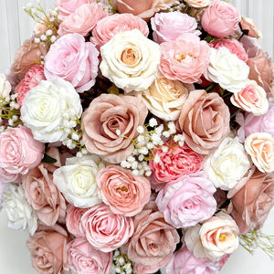 Centro de Mesa de Boda con Rosas Artificiales Realistas de Seda en Rosa Pálido y Blanco - Product Image 3