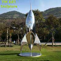Vente flash : Sculpture de fusée en acier inoxydable miroir, grande statue de vaisseau spatial en métal sur le thème de l'espace pour la décoration paysagère extérieure