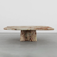 Table basse de salon de luxe minimaliste en marbre Breccia texturé et chaud, avec base double ondulée organique, pour la maison de rêve