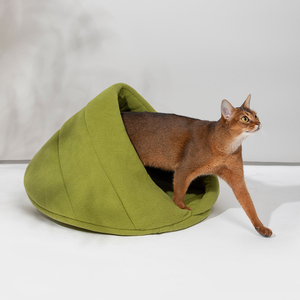 Lit pour chat semi-fermé confortable avec coussin en polaire doux auto-chauffant et lit pour animal de compagnie moderne et apaisant avec coussin amovible - Product Image 1