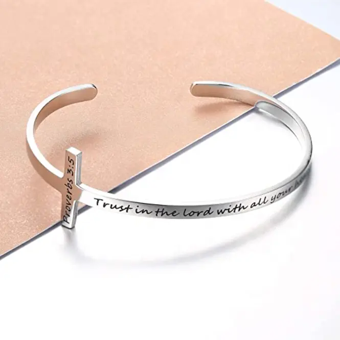 Pulsera cruzada inspiradora cristiana para mujer, brazalete religioso de acero inoxidable con verso de la Biblia grabado personalizado