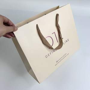 Bolsa de Papel de Lujo Biodegradable con Lámina Dorada para Empacar Ropa y Zapatos, Logotipo Personalizado con Asa de Cinta - Product Image 1