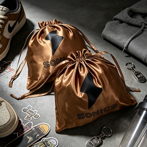 Bolsas de satén color caramelo personalizadas con cordón, logotipo impreso en serigrafía negra para embalaje de accesorios de auriculares - Product Image 1