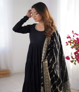 Dernier modèle de robe Anarkali en tissu Chanderi Romansilk pour femmes, robe longue évasée tendance, tenue traditionnelle indienne - Product Image 1