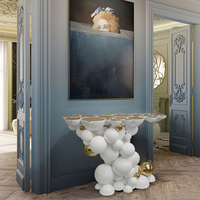 Console d'angle Newton blanche et dorée pour salon, hall d'hôtel, avec sphères en aluminium et accents plaqués or