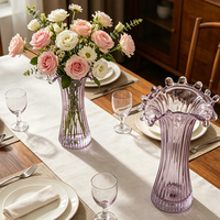 Vase en verre côtelé haut fait main avec jupe ondulée, élégant support décoratif pour fleurs, idéal pour la maison, le bureau et les accents intérieurs