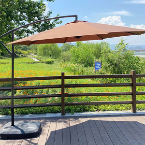 Parasol d'extérieur pliable et peu encombrant, idéal pour les cafés et les terrasses, garantissant une portabilité et un rangement faciles. - Product Image 1