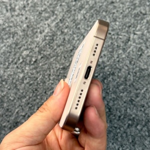 <span class=keywords><strong>iPhone</strong></span> 16 Pro Max มือสอง เกรด A+: ไม่มีรอยขีดข่วนบนพื้นผิว - ไม่มีรอยซ่อม - อายุการใช้งานแบตเตอรี่: 100% - รองรับซิม US1+<span class=keywords><strong>eSIM</strong></span> - Product Image 4