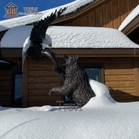 Statue d'animal sauvage populaire TREVI, sculpture en bronze grandeur nature d'un ours qui combat un aigle