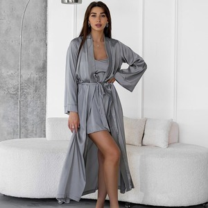Pijama de mujer con Albornoz Halter Use un albornoz brillante y elegante para acostarse después de tomar un baño - Product Image 2