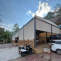 Pergola élégante en aluminium luxueux avec revêtement anti-intempéries et auvent rétractable motorisé, cabane extérieure