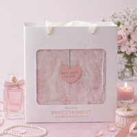 Boîte cadeau rigide carrée en marbre rose mat écologique avec ruban en satin rose et étiquette en bois en forme de cœur pour les meilleurs vœux, bijoux