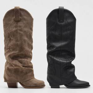 Stivali da Cowboy in Camoscio da Donna con Logo Personalizzato OEM, Gambale Morbido, Ricamo Tono su Tono e <span class=keywords><strong>Tacco</strong></span> Cubano a Pila - Product Image 5