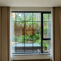 Fenêtre battante moderne en PVC durable, résistante aux intempéries, avec verre trempé coupe-vent et persiennes de haute qualité, idéale pour les installations de loisirs